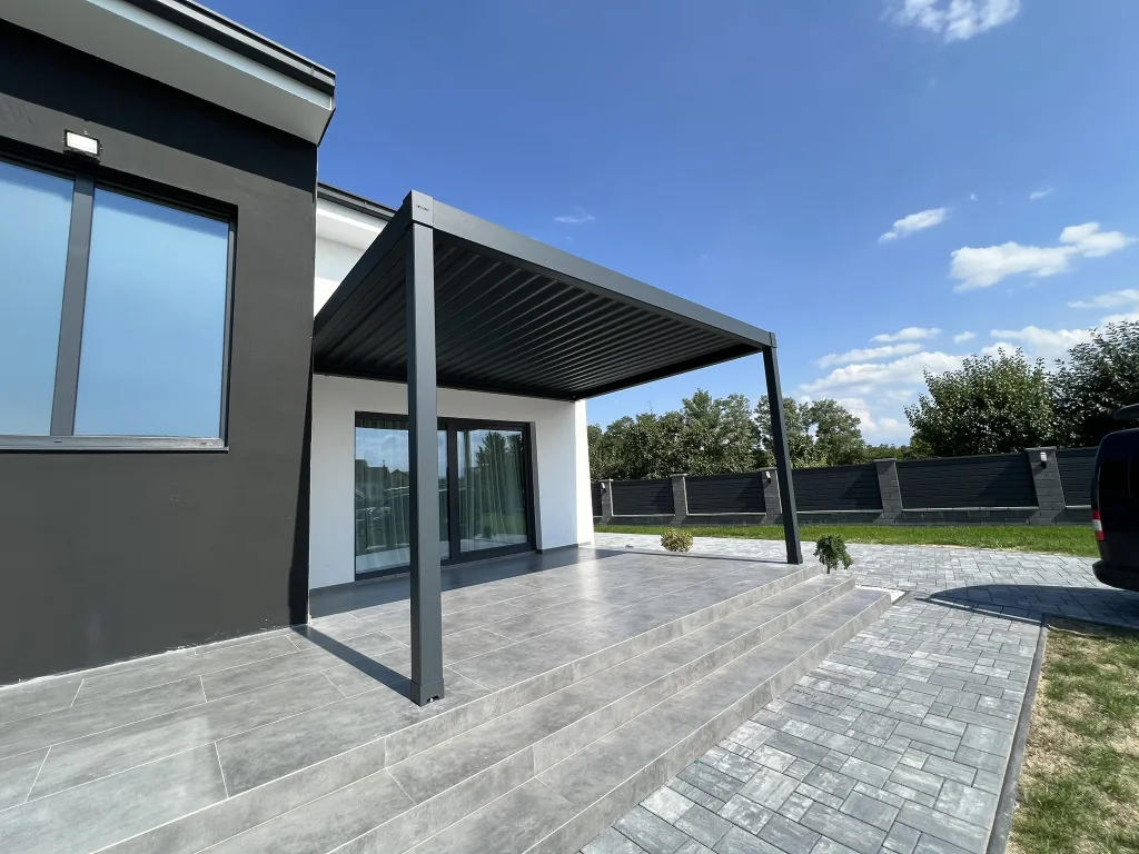 Pergola instalată în Sovata, văzută din față, cu design modern și elegant