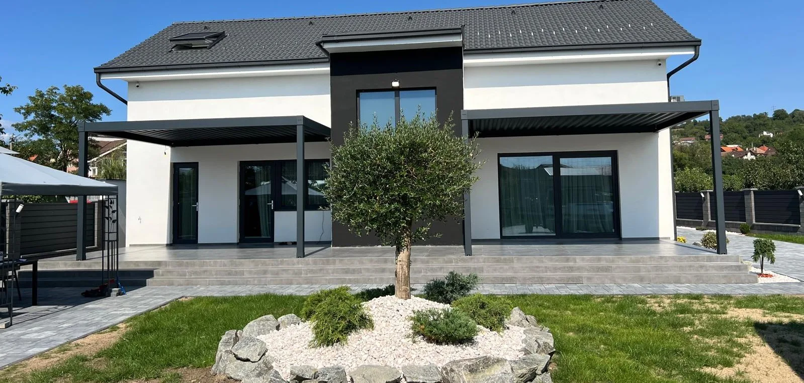 Umbrire terasă cu stil: pergola bioclimatică nr. 1