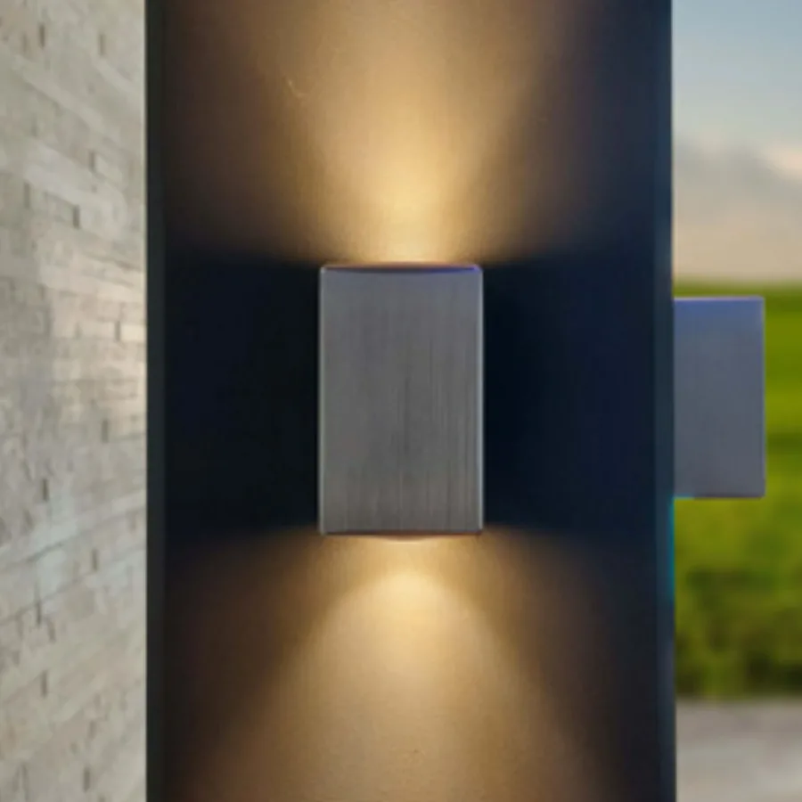 Iluminat LED montat pe picioarele pergolei pentru o atmosferă plăcută și eficientă energetică