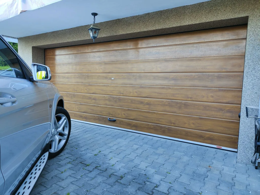 Top 4 întrebări despre ușile de garaj EurosanDOOR​.