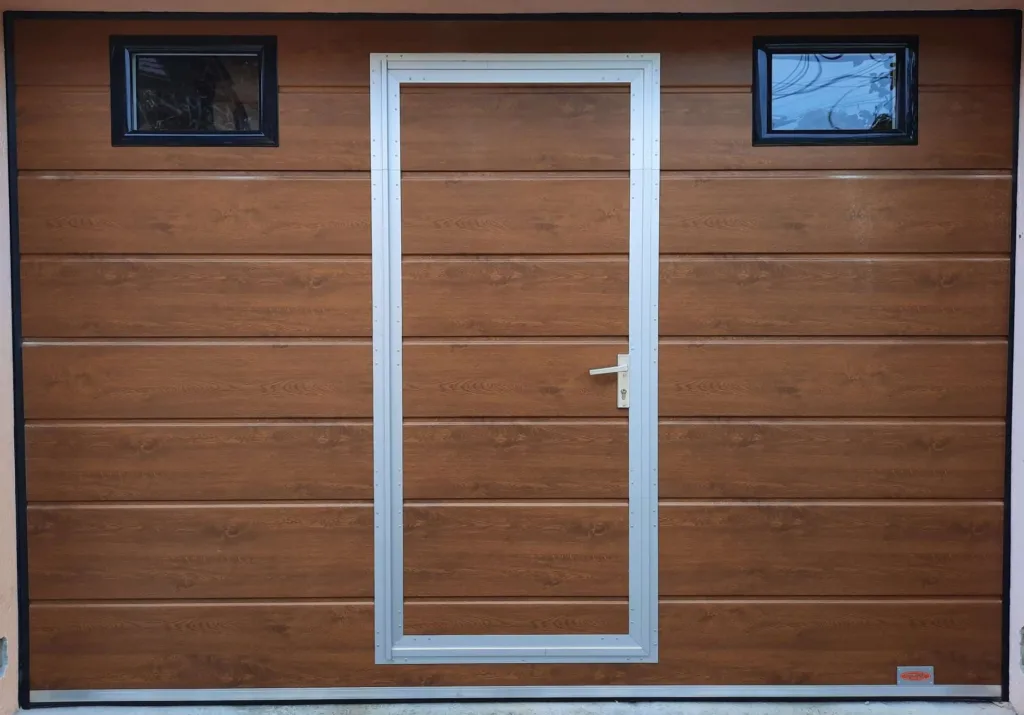 Uși de garaj durabile EurosanDOOR.