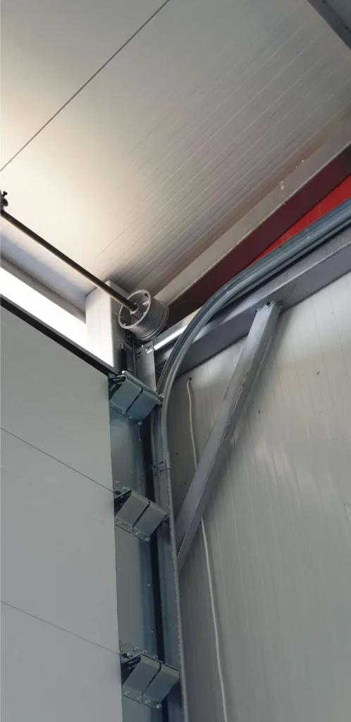 Ușă de garaj din interior.