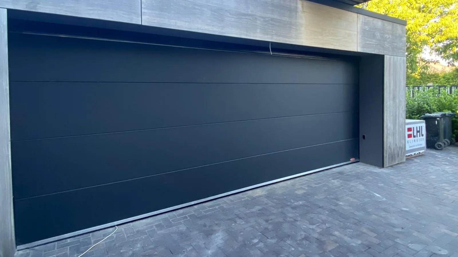 Ușă de garaj rezidențială, cu panouri sanddgrain antracit,