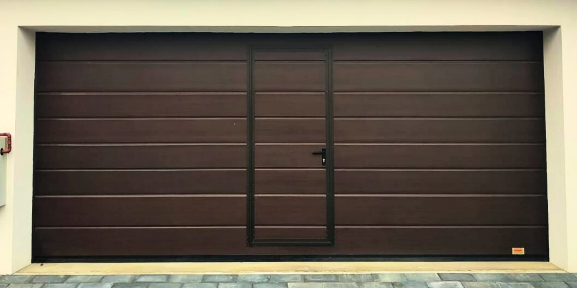 Ușă de garaj cu ușă pietonală: De ce merită?