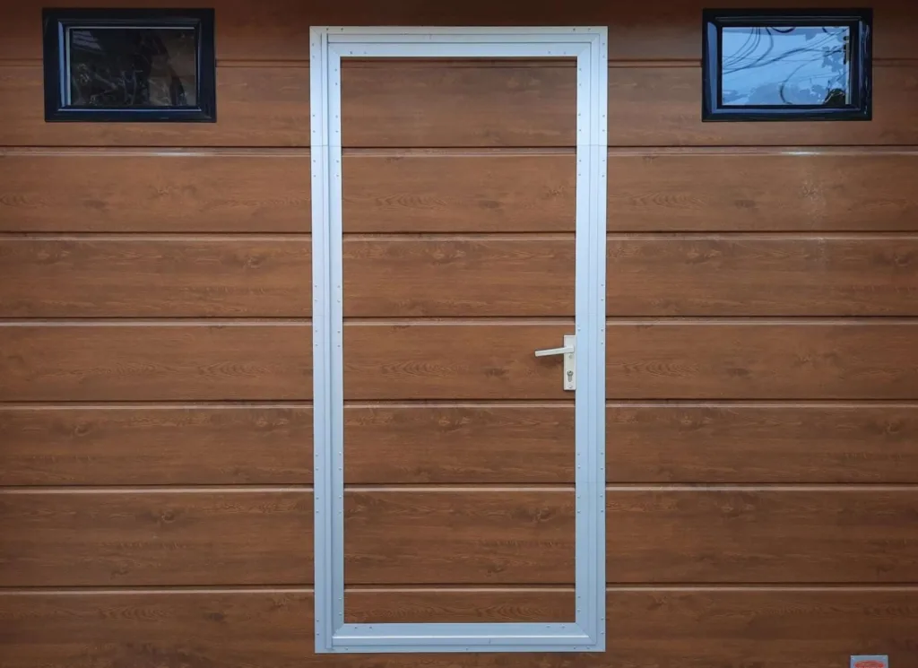 Ușă de garaj, imitație de lemn cu ușă pietonală.